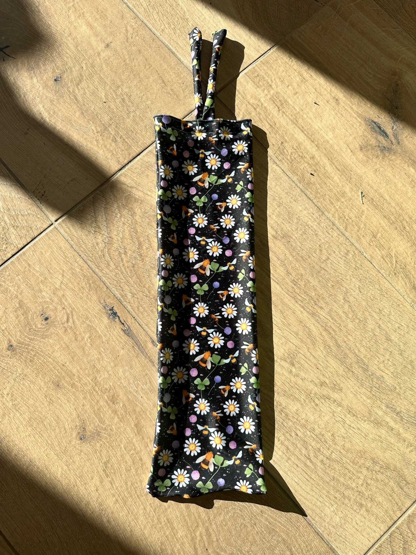 Wild Flowers & Buzzing Bees Tie-in Tail Bag